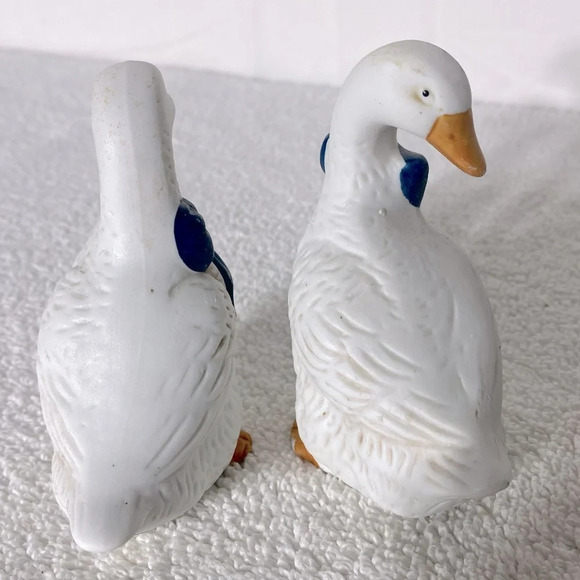 Vintage Ceramic Blue Ribbon Geese Salt & Pepper Shakers - Picture 5 of 11